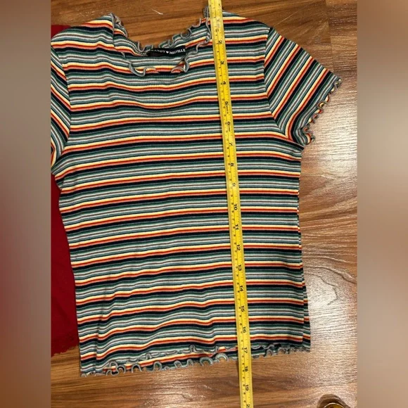 Brandy Melville Tee Bundle of TWO tops - Lettuce Edge Tee & Tee with Lace Trim - Picture 5 of 9